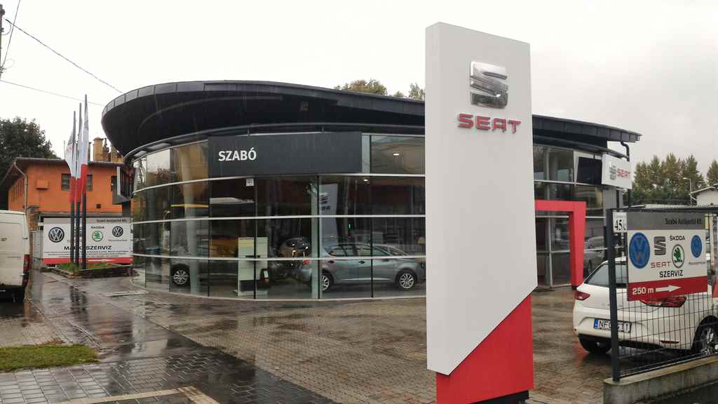 Марка SEAT также заметна: в последние несколько лет автомобильная индустрия процветает, и в первой половине 2016 года новые автомобили были проданы по всему миру больше, чем ожидалось, в том числе в Венгрии